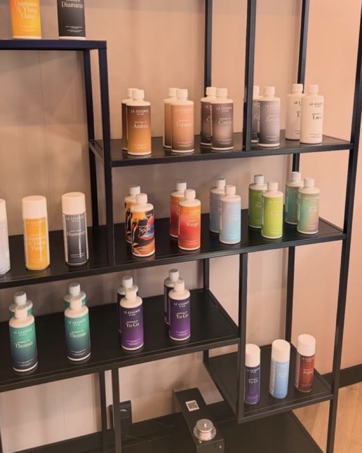 Rek met wasparfums van Le Essenze in de studio